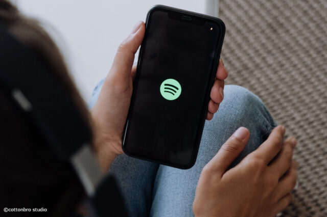 Handy auf dem die App 'Spotify' geöffnet wird