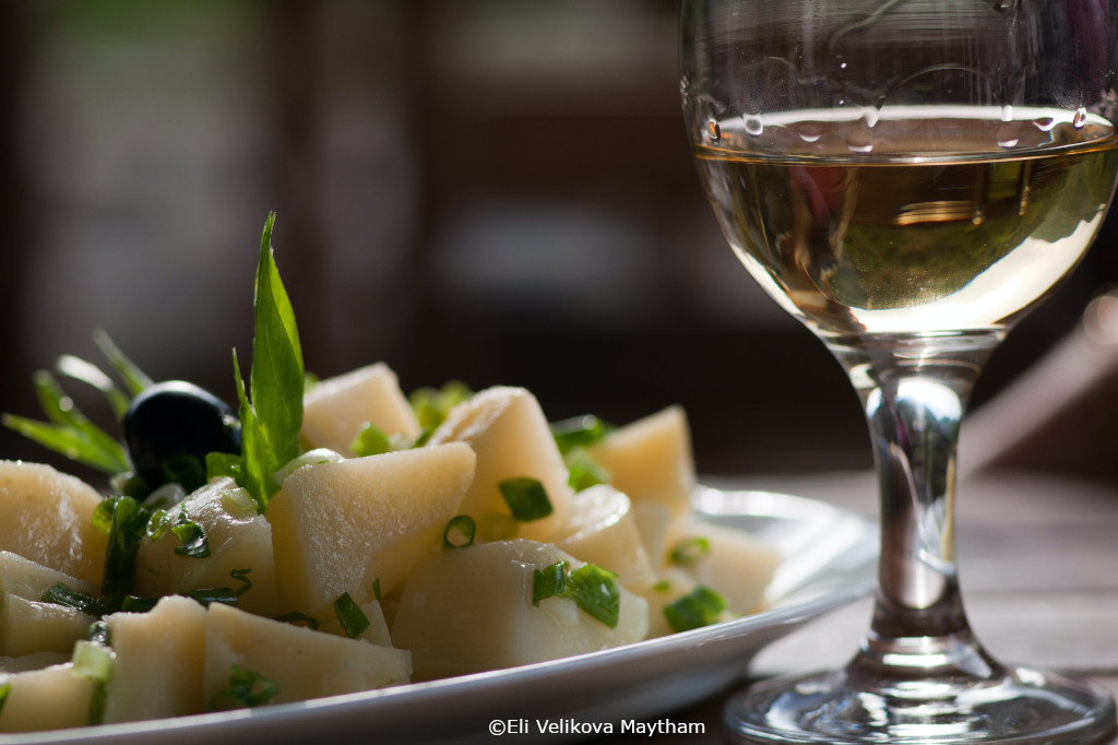 Kartoffelsalat und ein Weinglas