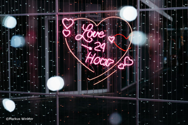 Neon Schild mit der Aufschrift: Love 24 Hour