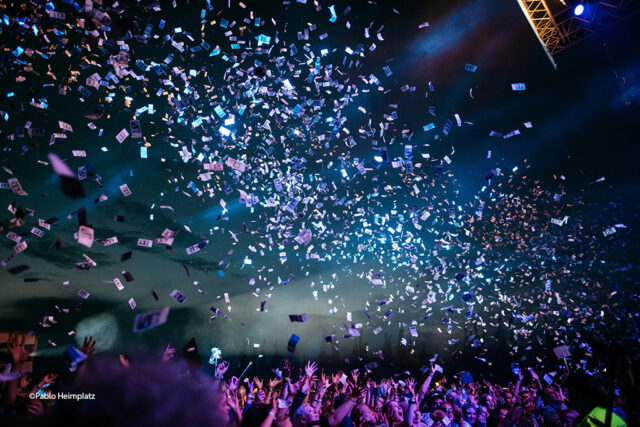 Festivalbühne von der konfetti in die Menge fliegt